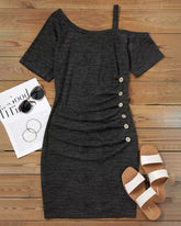 Axelbandslös enfärgad klänning